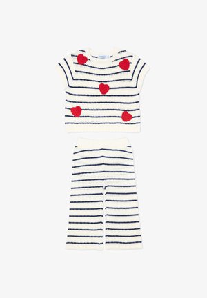 Biały dziany niemowlęcy strój z granatowymi poziomymi paskami, krótki rękaw, top zdobiony pięcioma czerwonymi łatkami w kształcie serc oraz dopasowane spodnie.