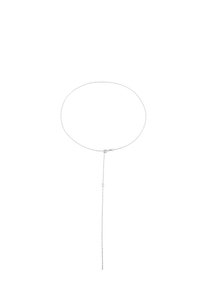 Sølv kæde med et cirkulært halskæde design, der har en hængende kæde forlængelse og en lille cirkulær accentdetalje.