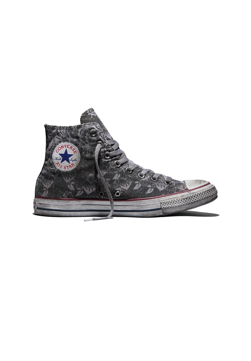 Sneaker alta grigia Converse All Star con motivo floreale, suola in gomma bianca e lacci parzialmente slacciati su sfondo bianco.