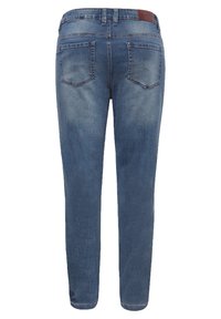 Úzké džíny ze středně modrého denimu s hladkou texturou, pětikapsovým designem a hnědou koženou nášivkou na pasu.