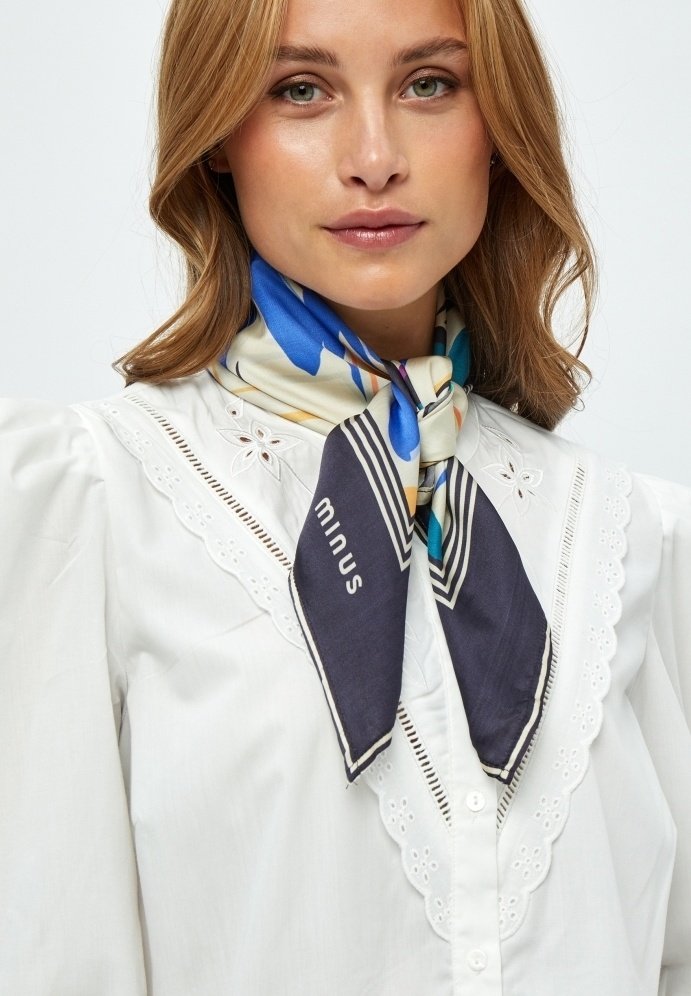 Minus LUMA Pañuelo royal blue flower print/multicolor Zalando.es