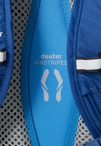 Zaino blu con tessuto a rete su un lato, che presenta il nome del marchio "deuter" e il logo "AIRSTRIPES" in grigio chiaro su uno sfondo blu testurizzato.