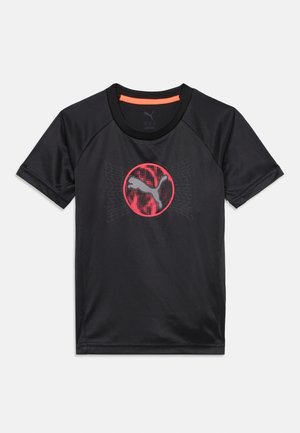 Svart t-skjorte med kort erm og rund hals, med en rød og grå Puma-logo og abstrakt grafikk på brystet.