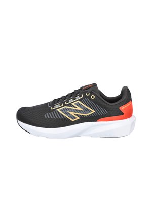 Zapatilla deportiva New Balance en negro y naranja con suela blanca, parte superior de malla, diseño con cordones y gran logo "N" en el lateral.
