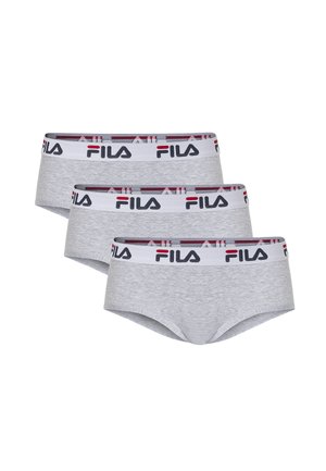 Trzy szare majtki Fila z białymi paskami w talii z logo Fila w czerni i czerwieni, ułożone w przesuniętym stosie.