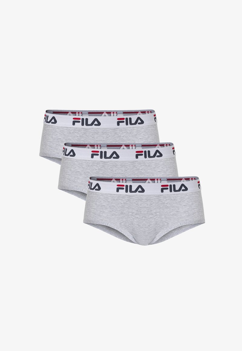 Trois slips gris Fila avec des ceintures blanches présentant le logo Fila en noir et rouge, disposés en pile décalée.