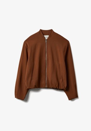 La chaqueta bomber marrón cuenta con cierre de cremallera, dos bolsillos frontales y dobladillo y puños elásticos, elaborada con una tela suave y elástica.