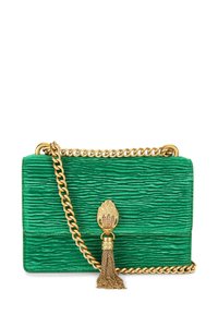 Zielona torebka o fakturowanej powierzchni z złotym paskiem na łańcuszku, zapięciem w formie dłoni oraz dopasowanym frędzlem w kolorze złotym.
