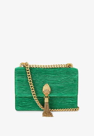 Groene textuur handtas met gouden kettingriem, met een gouden sluiting in de vorm van een hand en een bijpassende tasseldetail.