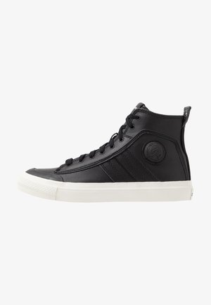 Sneaker nera in pelle alta con suola in gomma bianca, punta arrotondata e dettaglio con logo laterale. Presenta lacci neri e accentuazioni testurizzate.