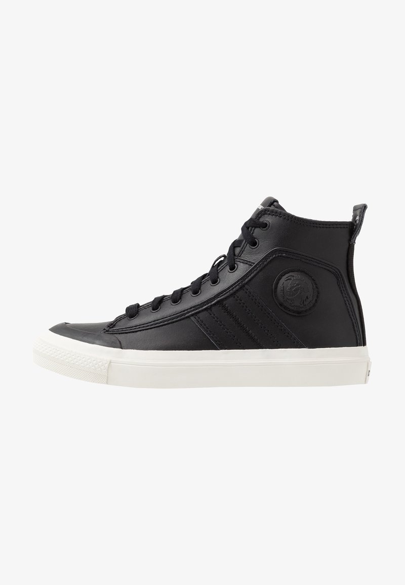 Černé kožené sneakersy s vysokým střihem a bílou gumovou podrážkou, zaoblenou špičkou a bočním logem. Mají černé tkaničky a texturované detaily.