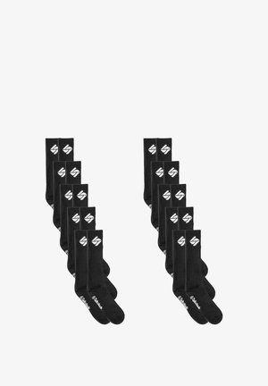 Schwarze Socken mit geripptem Muster, die ein weißes Logo-Design aufweisen. Set aus mehreren Paaren, die in einem angeordneten Muster präsentiert werden.