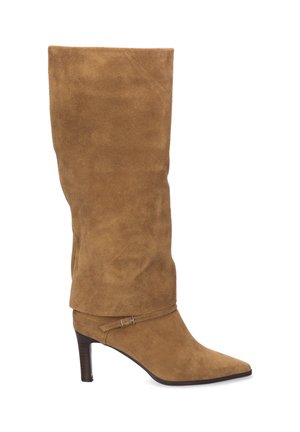 Bota de mujer de ante marrón hasta la mitad de la pantorrilla con punta puntiaguda, tacón alto y delgado, y correa decorativa en el tobillo con pequeña hebilla.