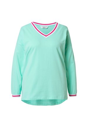 Camisa de manga larga color verde menta con escote en V y ribete de rayas rosa y blanco en el cuello y los puños, exhibida sobre fondo blanco.