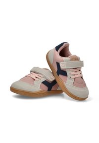 Zapatillas con una parte superior de ante en tonos rosa y crema, detalles en azul marino, una correa de velcro y suelas de goma con un acabado texturizado.