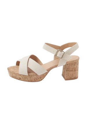 Sandale à talon en tissu beige avec brides croisées, boucle de cheville ajustable, talon bloc en liège et semelle plateforme.