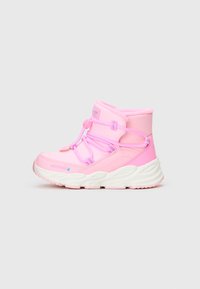 Botas de tornozelo impermeáveis rosas com um upper texturizado, atacadores elásticos e uma sola branca grossa, apresentando um colar acolchoado para conforto.