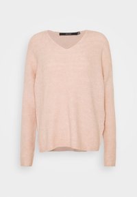 Jasnoróżowy sweter z prążkowanego dzianego materiału, z dekoltem w serek i długimi rękawami. Luźny krój z lekko wydłużonym tyłem i zaokrąglonym dołem.