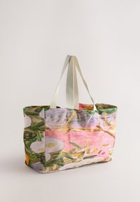 Canvas-taske med blomstermønster i pink og grønne nuancer, lavet af stof, med to lyse håndtag og rummeligt design.