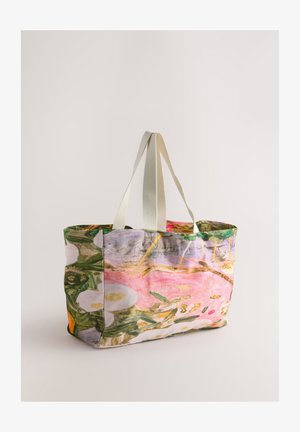 Auduma soma ar ziedu rakstu rozā un zaļās toņos, ar divām gaismas krāsas rokturiem un plašu dizainu.