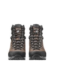 Scarpe da trekking in pelle marrone con accenti neri, dotate di occhielli metallici, lacci rotondi e suole in gomma robuste e testurizzate.