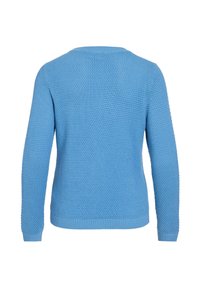 Niebieski sweter z teksturowanym wzorem dzianiny, okrągłym dekoltem oraz ściągaczami na rękawach i dole. Posiada długie rękawy i luźny krój.