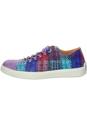 Sneaker colorati con una tomaia in tessuto intrecciato blu, rosso e viola, caratterizzati da una punta viola e una suola in gomma bianca.