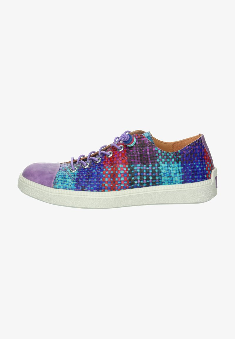 Sneaker colorati con una tomaia in tessuto intrecciato blu, rosso e viola, caratterizzati da una punta viola e una suola in gomma bianca.