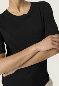 Soaked in Luxury FAUNA TEE - Pamata T-krekls - black