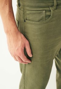 Next ULTIMATE COMFORT SUPER STRETCH - Traperice ravnih nogavica - sage green