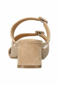 Beige suède gehakte sandalen met een vierkante blokhak, enkelbandje en een gladde, matte textuur. Minimalistisch ontwerp en open teen.