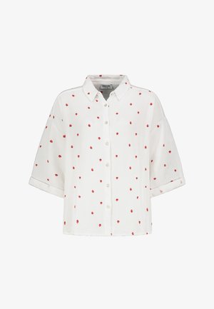 Weißes Kurzarmhemd mit Knopfleiste, das aus einem strukturierten Stoff besteht und mit roten Herzmustern über die Oberfläche verteilt ist.