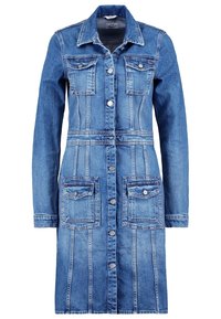 Vaaleansininen farkkupaita-mekko, jossa on pitkät hihat, nappisuljenta, kaksi rintataskua, kaksi etutaskua ja näkyvät ompeluyksityiskohdat.