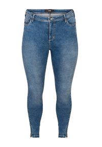 Jeans skinny de mezclilla azul con una cintura de altura media, cinco bolsillos y detalles en cremallera en los tobillos. Textura suave con un acabado desgastado.