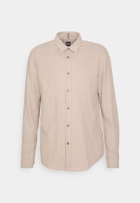 Beige dlouhý rukáv košile vyrobená z texturované látky, s límcem na knoflíky, předním zapínáním na knoflíky a hnědými knoflíky.