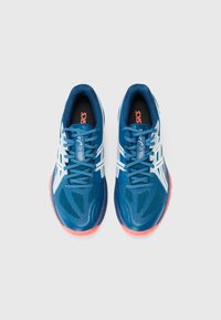 Baskets de sport bleues avec des accents blancs et une semelle orange. Tige en mesh pour une respirabilité optimale, conception structurée avec des lacets pour un maintien sûr.
