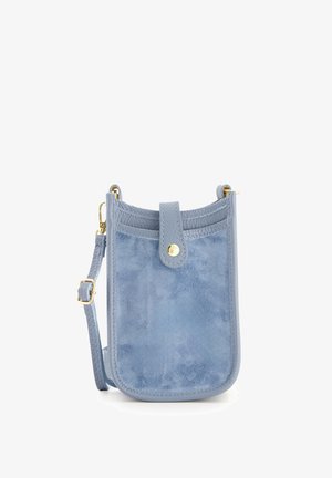 Hellblaue Wildleder-Crossbody-Tasche mit texturierter Oberfläche, einem oberen Druckverschluss und Beschlägen in goldfarbener Optik. Verstellbarer Trageriemen für Vielseitigkeit.
