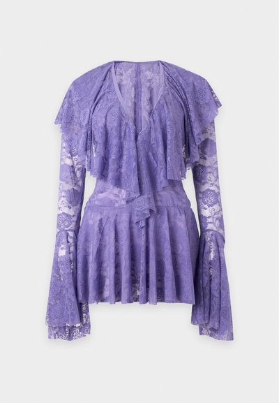 Blouse en dentelle lavande à manches longues avec devant à volants, poignets évasés et motif floral, présentée sur fond blanc.