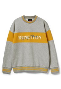Felpa grigio chiaro con una larga striscia gialla senape sul petto e sulle braccia, con la scritta "Benetton Stranger Things" in bianco e blu.