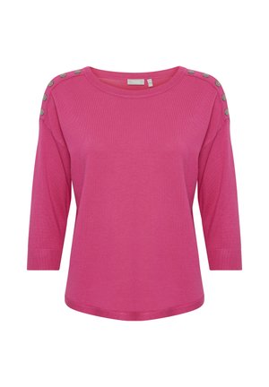 Pulover roz fucsia cu mâneci trei sferturi, decolteu rotund și accente metalice cu nasturi pe umeri. Textură netedă tricotată, croială lejeră.