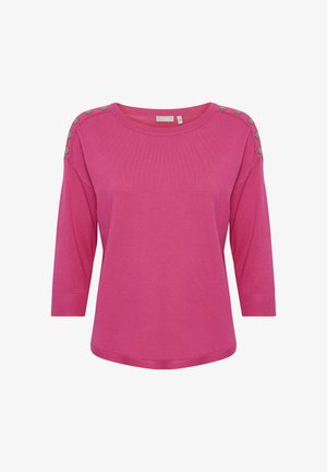 Fuchsia roze trui met driekwartmouwen, ronde hals en metalen knoopaccenten op de schouders. Glad gebreide textuur, losse pasvorm.