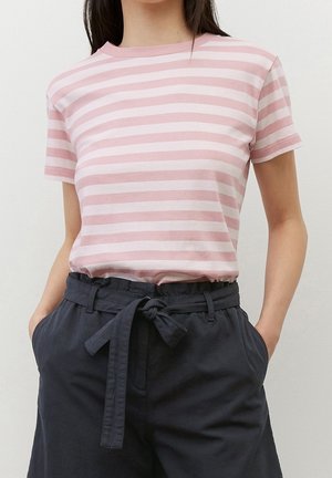 T-shirt à manches courtes rose et blanche à rayures, avec un col rond, assorti à un pantalon bleu foncé avec ceinture à nouer et poches sur les côtés.