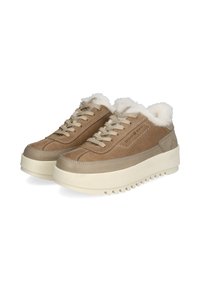 Sneaker in suede beige con fodera in pelliccia sintetica, dettagli color crema, design con lacci e suola in gomma bianca spessa con battistrada a zigzag.