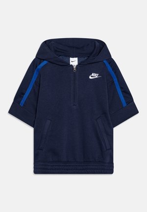 Felpa con cappuccio a maniche corte Nike di colore blu navy, con zip frontale, tasche a marsupio, strisce blu sulle spalle e logo bianco sul petto.