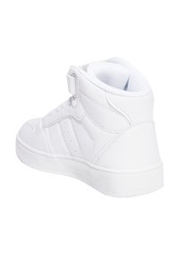 Zapatilla alta blanca de cuero suave, con cuello acolchado, correa ajustable y suela de goma texturizada. Diseño minimalista con agujeros de ventilación.