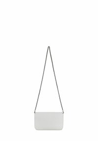 Borsa a spalla in pelle bianca con forma rettangolare, dotata di una tracolla in catena argento e design minimalista. Texture liscia senza pattern visibili.