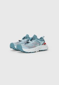 Baskets de trail de couleur bleu clair avec tige en mesh, système de lacets ajustable, semelle en caoutchouc et accent en rouge contrasté au talon.