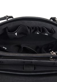 Borsa a mano in pelle nera con superficie testurizzata, dotata di chiusura con zip e di numerosi scomparti interni per una migliore organizzazione.