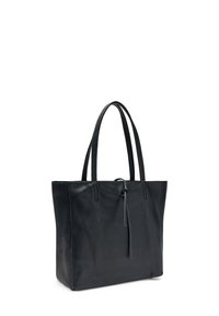Zwarte leren tote bag met een gestructureerde afwerking, twee lange handvatten en een minimalistisch design. Beschikt over subtiele stiksels en een sluiting aan de bovenkant.
