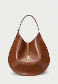 Mala hobo de couro castanho com forma arredondada e lisa, apresentando um detalhe em metal dourado e uma costura decorativa ao longo das bordas.